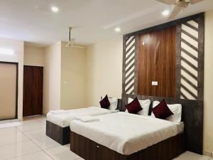 GYPSY HOTEL CUSAT客房内的一张或多张床位