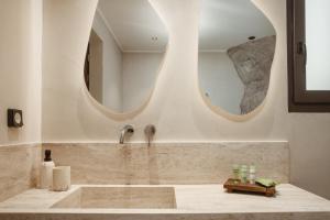 Koupelna v ubytování Noema Lindos - Agapitos Apartment + 17 fotografií