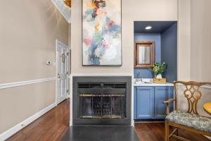 a living room with a fireplace and a sink at Leesburg Colonial Inn in Leesburg