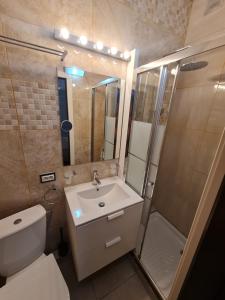 een badkamer met een toilet, een wastafel en een douche bij 3Brooms APARTMENT 90 M2 TERASSE 18M2 AirCondit in Vecindario +11 foto's
