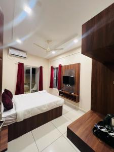 GYPSY HOTEL CUSAT客房内的一张或多张床位