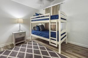 Ένα ή περισσότερα κρεβάτια σε δωμάτιο στο Townhomes Near the Bay - #3