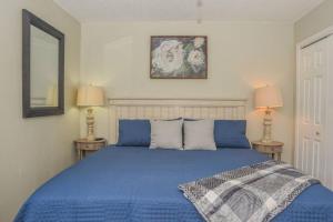 Postel nebo postele na pokoji v ubytování Townhomes Near the Bay - #5