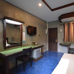 a room with a desk and a television on the wall at บ้านณัฐวรรณ หัวหิน - Baan Nattawan Huahin in Hua Hin +37 photos