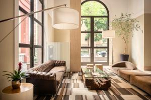 un salon avec un canapé et une table dans l'établissement Intercity São Paulo Paulista, à São Paulo