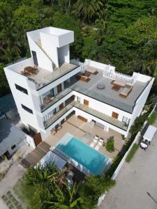 Bazén v ubytování Kinbi Private Villa - Goidhoo nebo v jeho okolí