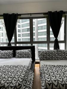 Postel nebo postele na pokoji v ubytování Stay at Regalia KLCC View Sky Pool