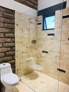 un bagno con wc e doccia in vetro di Hotel Boutique Embrujo Murmullo a Parras de la Fuente