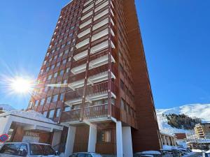 a tall building with cars parked in front of it at Appartement spacieux à 2 chambres pour 8 personnes - Plagne Centre, proche des pistes, WIFI - FR-1-351-11 in La Plagne