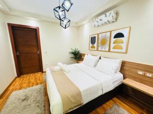 Postel nebo postele na pokoji v ubytování Mokattem private Condo + 35 fotografií