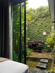 Camera con vista su un giardino con panchina di บ้านณัฐวรรณ หัวหิน Zone B - Baan Nattawan Huahin Zone B a Hua Hin