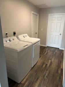 - une buanderie avec un lave-linge et un sèche-linge dans l'établissement The red cottage of Erlanger, à Lexington 1 autre photo