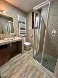 Et badeværelse på Alojamiento Rural Mariola + 37 billeder