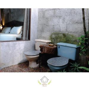 bagno con servizi igienici, letto e specchio di บ้านณัฐวรรณ หัวหิน Zone B - Baan Nattawan Huahin Zone B a Hua Hin