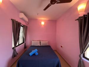 Habitación pequeña con cama en habitación rosa en Paris Apartment, en Pondicherry 9 fotos más