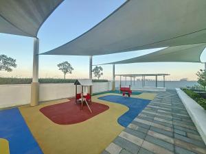 Dubai MarinaCarson C - Spacious Studio with Golf Course Views的凉亭设有大型白色天篷和游乐场
