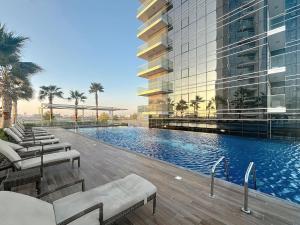 Carson C - Spacious Studio with Golf Course Views内部或周边的泳池