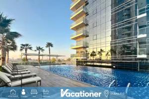 Dubai MarinaCarson C - Spacious Studio with Golf Course Views的建筑设计与游泳池