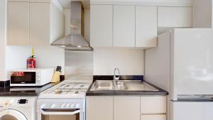 Carson C - Spacious Studio with Golf Course Views的厨房或小厨房