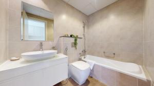 Dubai MarinaCarson C - Spacious Studio with Golf Course Views的带水槽、马桶和浴缸的浴室