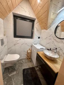 ein Badezimmer mit Waschbecken und Toilette in der Unterkunft Chochołowski Zakątek in Chochołów + 14 Fotos