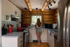 Una cocina o cocineta en Cozy Log Cabin with Spa - 3 min of Tremblant 12 fotos más