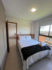 sypialnia z dużym łóżkiem i oknem w obiekcie Apto 102 T10 Eco Resort com 2 qts w mieście Tamandaré +34 zdjęcia
