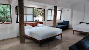 A bed or beds in a room at Don Luis Hostal - Sucursal Galeana - Tecolutla