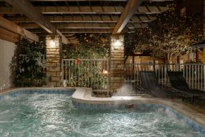 Bazén v ubytování Courtyard by Marriott Gatlinburg Downtown nebo v jeho okolí