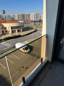 Una vista de un estacionamiento desde una ventana de un edificio. en Apartament Elizabeth De Luxe Apart Hotel, en Oradea