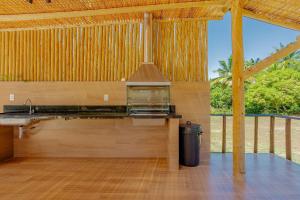 グアラジュバにあるGB01 Excelente Casa 4 Suítes em Guarajuba com Piscina e Wi-fiのシンクとカウンタートップのあるキッチン