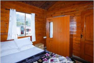 Ένα ή περισσότερα κρεβάτια σε δωμάτιο στο Sandy Eco Woodhouse - 2 Bhk