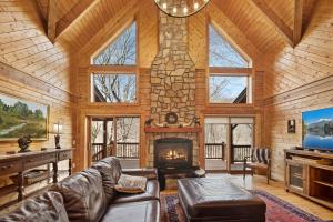 a living room with a fireplace in a log cabin at Freedom Lodge in Blowing Rock
