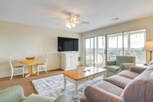 Una televisión o centro de entretenimiento en Sunrise Views and Pool Access Table Rock Lake Condo