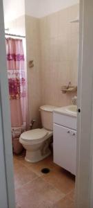 ein Badezimmer mit Toilette und Waschbecken in der Unterkunft Apto en Porlamar - Nueva esparta, a 5 min de playa Concorde in Porlamar + 4 Fotos