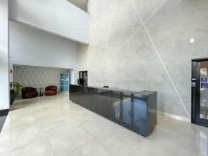 a lobby with a glass counter in a building at Lindo Flat Planejado com Vista Para Cidade in Campo Grande +19 photos