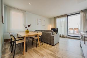 una sala de estar con una mesa y un sofá en Novus Homes Barcelona Plaza España, en Barcelona