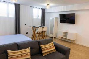 Μια τηλεόραση ή/και κέντρο ψυχαγωγίας στο MiRa San Basilio