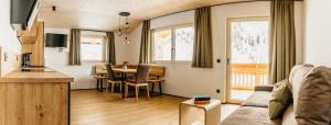 una sala de estar con un sofá y una mesa en Apartments Broslhof, en Racines