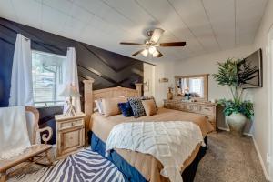 Ένα ή περισσότερα κρεβάτια σε δωμάτιο στο Ruidoso Home with Patio, Walk to Restaurants!