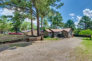 Κήπος έξω από το Ruidoso Home with Patio, Walk to Restaurants!