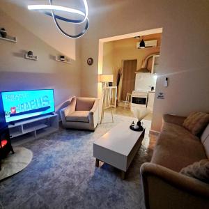 Μια τηλεόραση ή/και κέντρο ψυχαγωγίας στο Central Piraeus port apartment