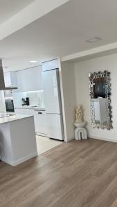 eine Küche mit weißen Schränken und einem weißen Kühlschrank in der Unterkunft Apartamento Luxury in Valencia