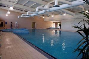 una gran piscina en un gran edificio en The Kenmare Bay Hotel & Luxury Lodges Resort, en Kenmare