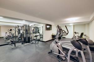 Posilňovňa alebo fitness centrum v ubytovaní Coast Kamloops Hotel & Conference Centre