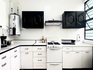 Kuchyň nebo kuchyňský kout v ubytování Villa by Centro Medico Occidente 3 br