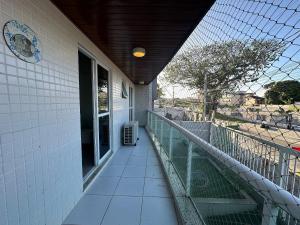 - Balcón de casa con ventana en Ap a alguns passos da praia do Bosque | ROGR104, en Rio das Ostras