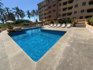 a swimming pool in front of a building at Fran Tucacas playa in Tucacas