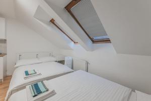 Ένα ή περισσότερα κρεβάτια σε δωμάτιο στο Flat Near Prague Castle Stylish & Prime Location 5