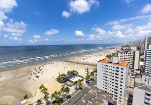 a view of a beach with a lot of people at Cobertura a beira mar com piscina e churrasqueira in Praia Grande